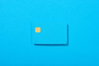 Mavi arkaplanda renkli boş kredi kartının üst görünümü
