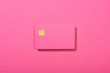 Pembe arka planda renkli boş kredi kartının üst görünümü