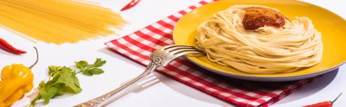 Ketçaplı lezzetli spagetti, beyaz arka planda kişniş ve biber, panoramik çekim