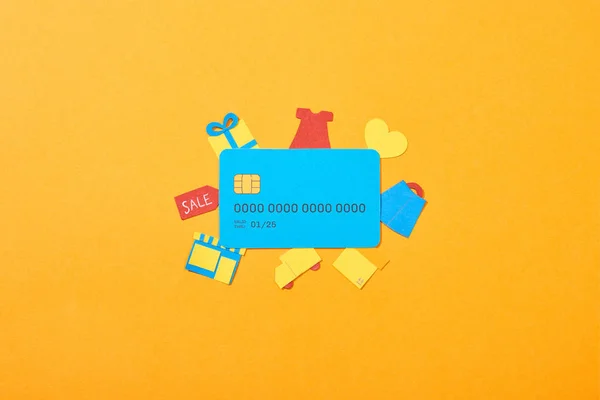 Ansicht Der Blauen Kreditkartenvorlage Der Nähe Von Einkaufssymbolen Isoliert Auf — Stockfoto