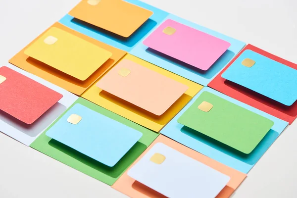 Разноцветные Пустые Кредитные Карты Сером Фоне — стоковое фото