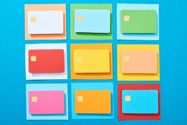 Bovenaanzicht Van Veelkleurige Lege Creditcards Blauwe Achtergrond — Stockfoto