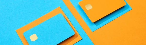 Tarjetas Crédito Vacías Colores Sobre Fondo Azul Naranja Plano Panorámico — Foto de Stock