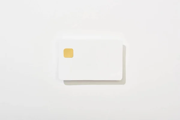 白い背景にカラフルな空のクレジットカードのトップビュー — ストック写真