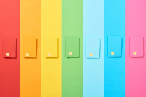 Bovenaanzicht Van Veelkleurige Lege Creditcards Regenboog Achtergrond — Stockfoto