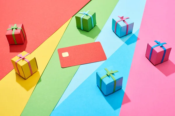Rote Leere Kreditkarte Und Bunte Geschenkboxen Auf Regenbogenhintergrund — Stockfoto