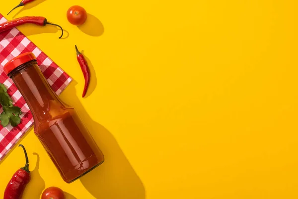 黄底的辣椒酱 辣椒和香菜瓶盖 — 图库照片