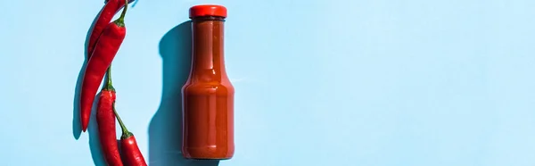 Vue Dessus Sauce Chili Savoureuse Avec Des Piments Sur Fond — Photo