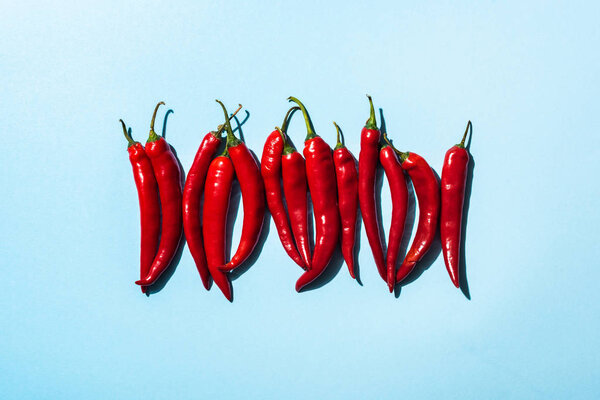 Вид сверху на синюю поверхность острого перца чили
