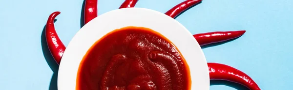 Draufsicht Auf Chilischoten Rund Teller Mit Tomatensauce Auf Blauer Oberfläche — Stockfoto