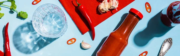 Ovanifrån Tomatsås Chilipeppar Och Vitlök Bredvid Glas Vatten Blå Yta — Stockfoto