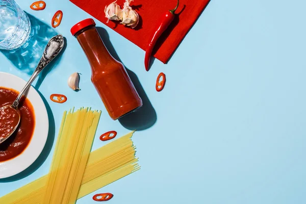 Top View Spicy Ketchup Garlic Chili Pepper Spaghetti Blue Background — Stock Photo, Image