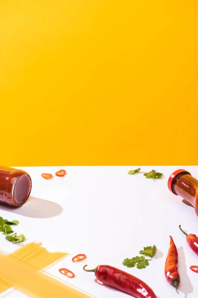 Ketchup Botellas Con Espaguetis Chiles Cilantro Sobre Superficie Blanca Sobre — Foto de Stock