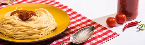 Вкусные Спагетти Рядом Томатным Соусом Помидорами Черри Белой Поверхности Панорамный — стоковое фото