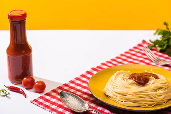 Rajčatová Omáčka Vedle Chutných Špaget Bílém Povrchu Žlutém Pozadí — Stock fotografie