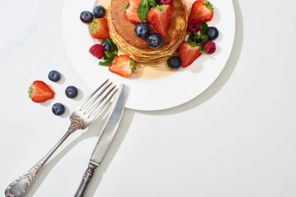 Top View Delicious Pancakes Honey Blueberries Strawberries Plate Cutlery Marble — Stock Photo, Image