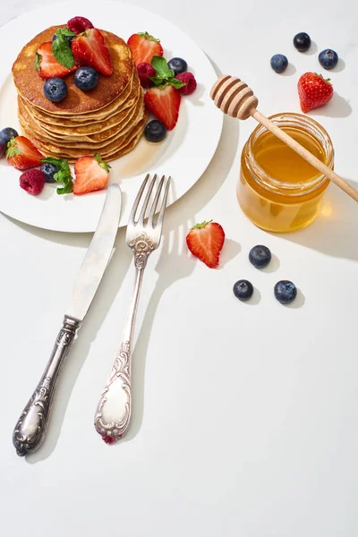 Bovenaanzicht Van Heerlijke Pannenkoeken Met Honing Bosbessen Aardbeien Bord Bij — Stockfoto