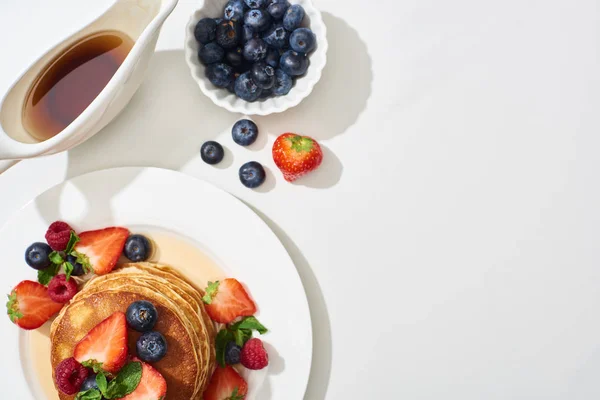 Bovenaanzicht Van Heerlijke Pannenkoeken Met Bosbessen Aardbeien Bord Bij Ahornsiroop — Stockfoto