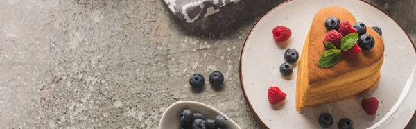 Draufsicht Auf Herzförmige Pfannkuchen Mit Beeren Auf Grauer Betonoberfläche Panoramaaufnahme — Stockfoto