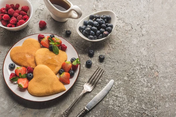 단풍나무와 단풍당밀을 곁들인 표면에 팬케이크 — 스톡 사진