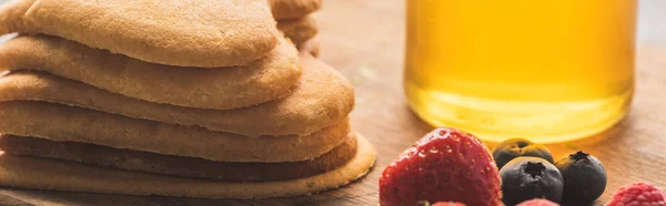 Leckere Herzförmige Pfannkuchen Mit Beeren Auf Holzbrett Mit Honig Panoramaaufnahme — Stockfoto