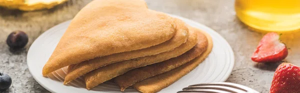 Deliziosi Pancake Forma Cuore Con Bacche Piatto Con Forchetta Superficie — Foto Stock