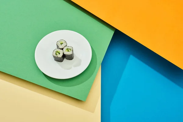 Maki Fresco Com Pepino Placa Superfície Multicolorida — Fotografia de Stock