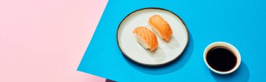 Soya soslu taze nigiri mavi, pembe arka plan, panoramik çekim