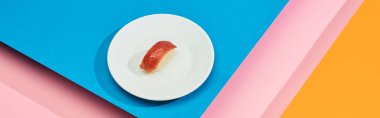 Ton balıklı taze nigiri mavi, pembe, turuncu arka plan, panoramik çekim