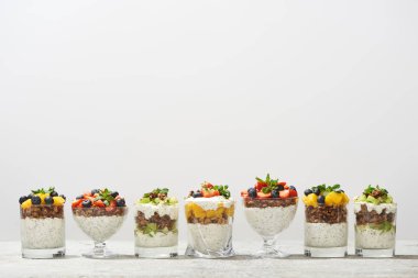 Meyve ve böğürtlenli beyaz bardakta lezzetli granola.