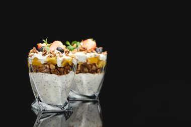 Şeftali konservesi, böğürtlen, ceviz ve chia tohumlu taze granola.