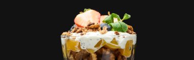 taze granola konserve şeftali, böğürtlen, ceviz ve chia tohumları siyah, panoramik çekim izole