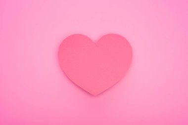 Pembe üzerine izole edilmiş boş kağıt kalbin üst görünümü