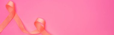 Pembe, panoramik çekimde izole edilmiş kavisli kurdelenin üst görüntüsü