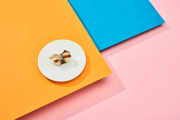 Frischer Nigiri Mit Aal Auf Teller Auf Blauer Rosa Oranger — Stockfoto