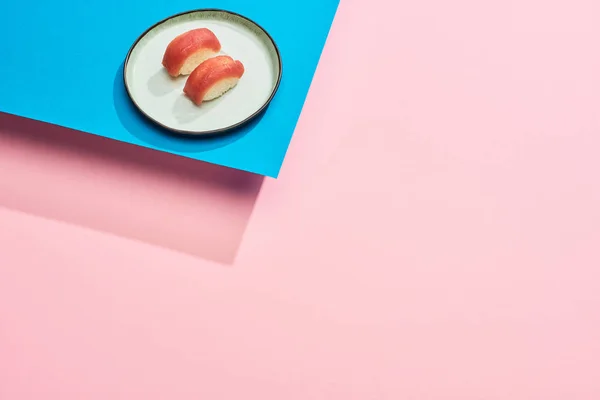 Frischer Nigiri Mit Thunfisch Auf Blauem Rosa Hintergrund — Stockfoto