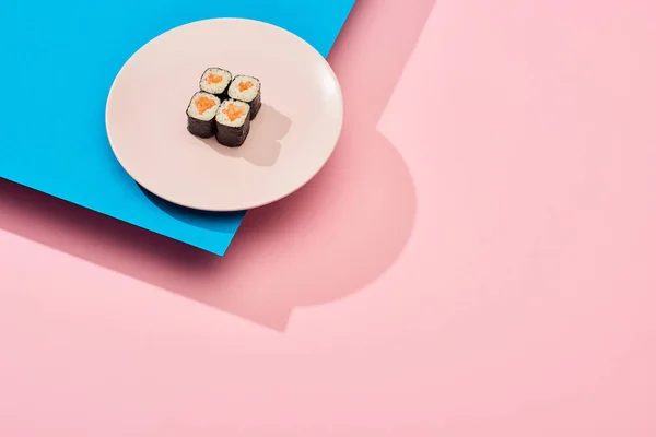 Maki Fresco Com Salmão Fundo Azul Rosa — Fotografia de Stock