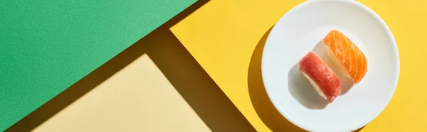 Vista Superior Nigiri Fresco Com Salmão Atum Superfície Verde Amarela — Fotografia de Stock