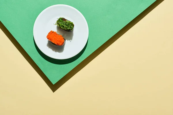 Vista Superior Nigiri Fresco Con Caviar Rojo Algas Marinas Superficie — Foto de Stock