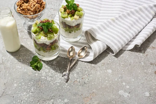 Granola Fresca Con Kiwi Yogurt Superficie Cemento Grigio Con Tovagliolo — Foto Stock