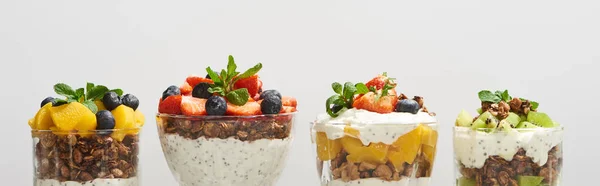 Deliciosa Granola Copos Com Frutas Bagas Isoladas Branco Tiro Panorâmico — Fotografia de Stock