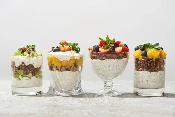 Leckeres Müsli Gläsern Mit Früchten Und Beeren Isoliert Auf Weiß — Stockfoto