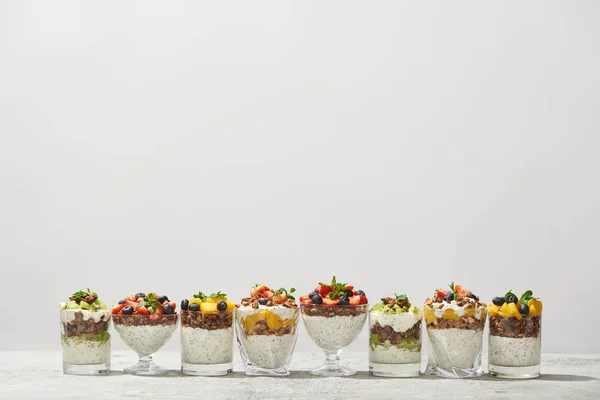 Deliciosa Granola Vasos Con Frutas Bayas Aisladas Blanco — Foto de Stock