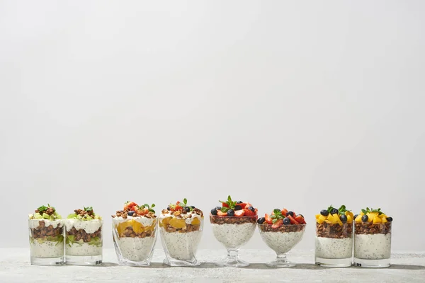 Deliziosa Muesli Bicchieri Con Frutta Bacche Isolate Bianco — Foto Stock