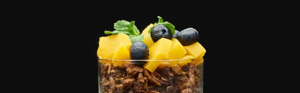 Granola Fresca Com Kiwi Iogurte Isolado Preto — Fotografia de Stock