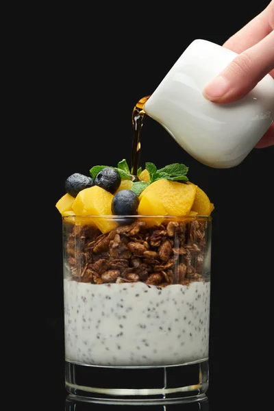 Cropped View Woman Adding Syrup Fresh Granola Canned Peach Blueberries — Stockfoto
