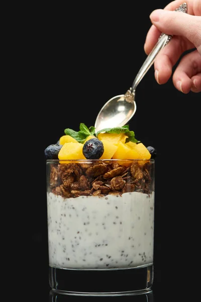 Cropped View Woman Holding Spoon Fresh Granola Canned Peach Blueberries — Stockfoto