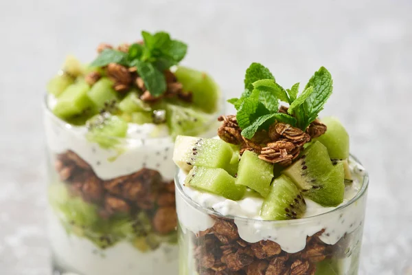 Selektiver Fokus Auf Frisches Müsli Mit Kiwi Und Minze — Stockfoto