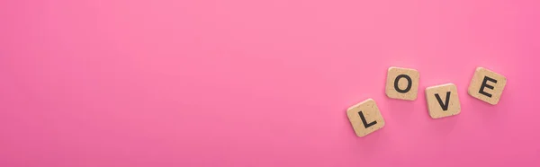 ピンクで隔絶された愛の文字を持つ木製のブロックのトップビュー パノラマショット — ストック写真