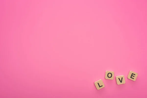 Vista Superior Blocos Madeira Com Letras Amor Isolado Rosa — Fotografia de Stock